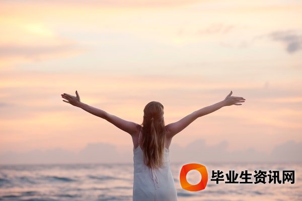 外地退休老人投靠上海戶(hù)口的獨(dú)生子女外地的醫(yī)保如何轉(zhuǎn)到上海來(lái)？
